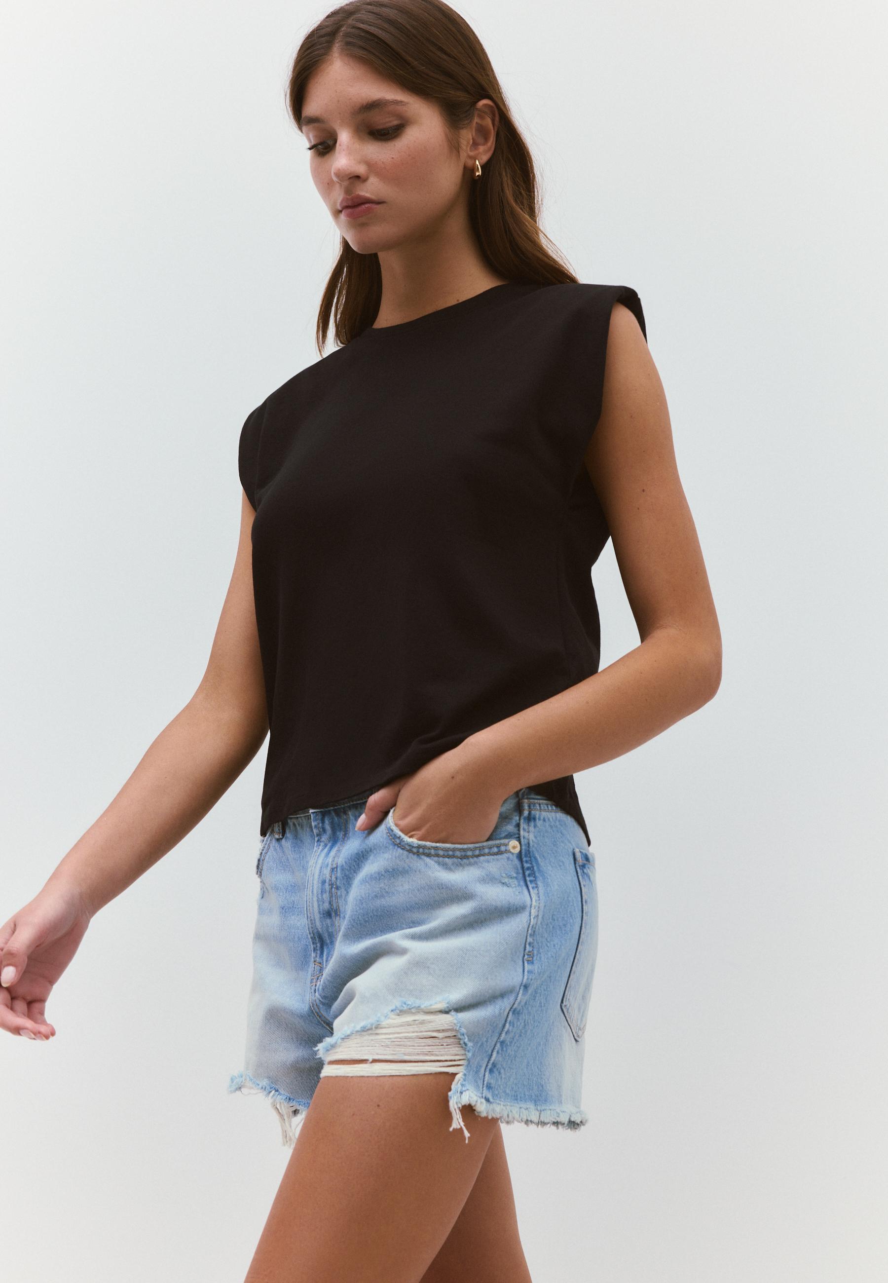 B05 Padded shoulder basic T-shirt — Black