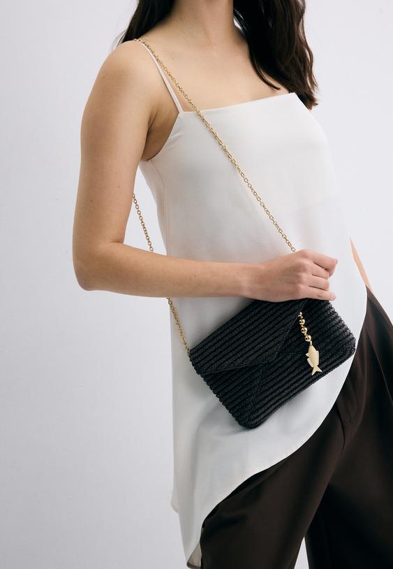 bolso bandolera sobre efecto rafia