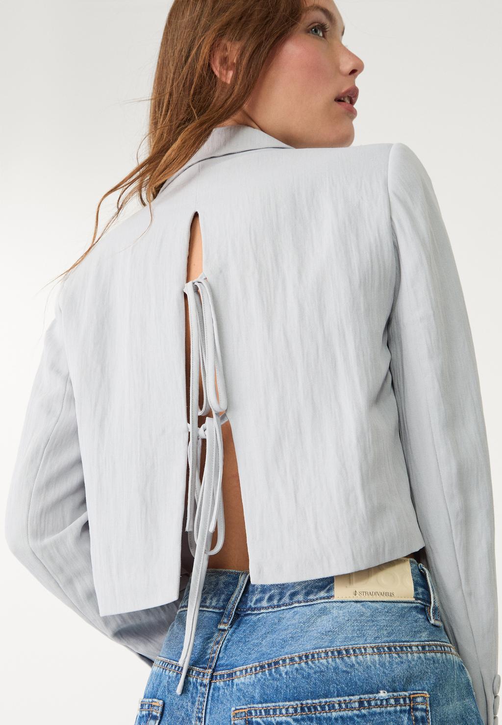 Kort blazer med knytning i ryggen
