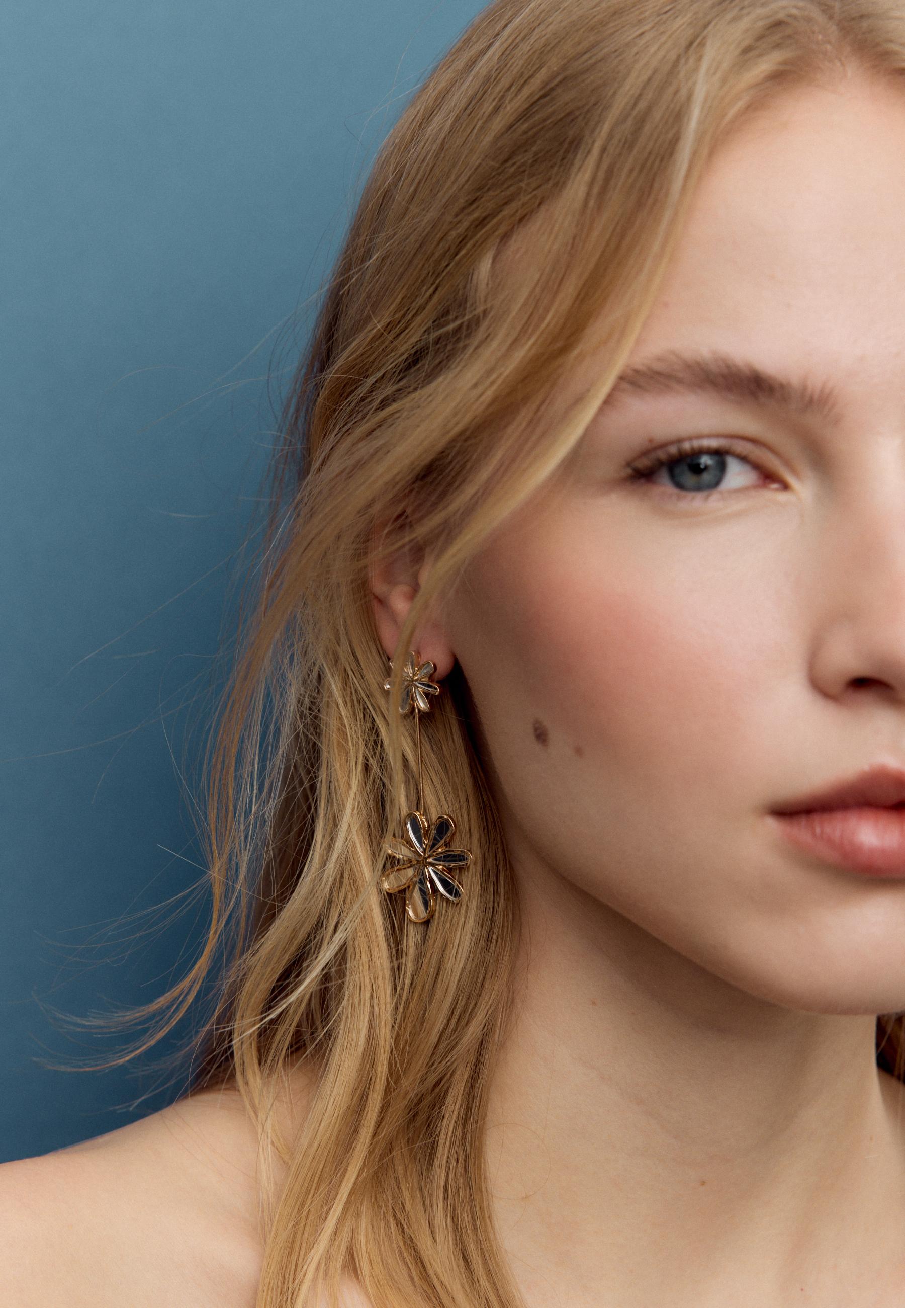 Flower dangle earrings — Gold