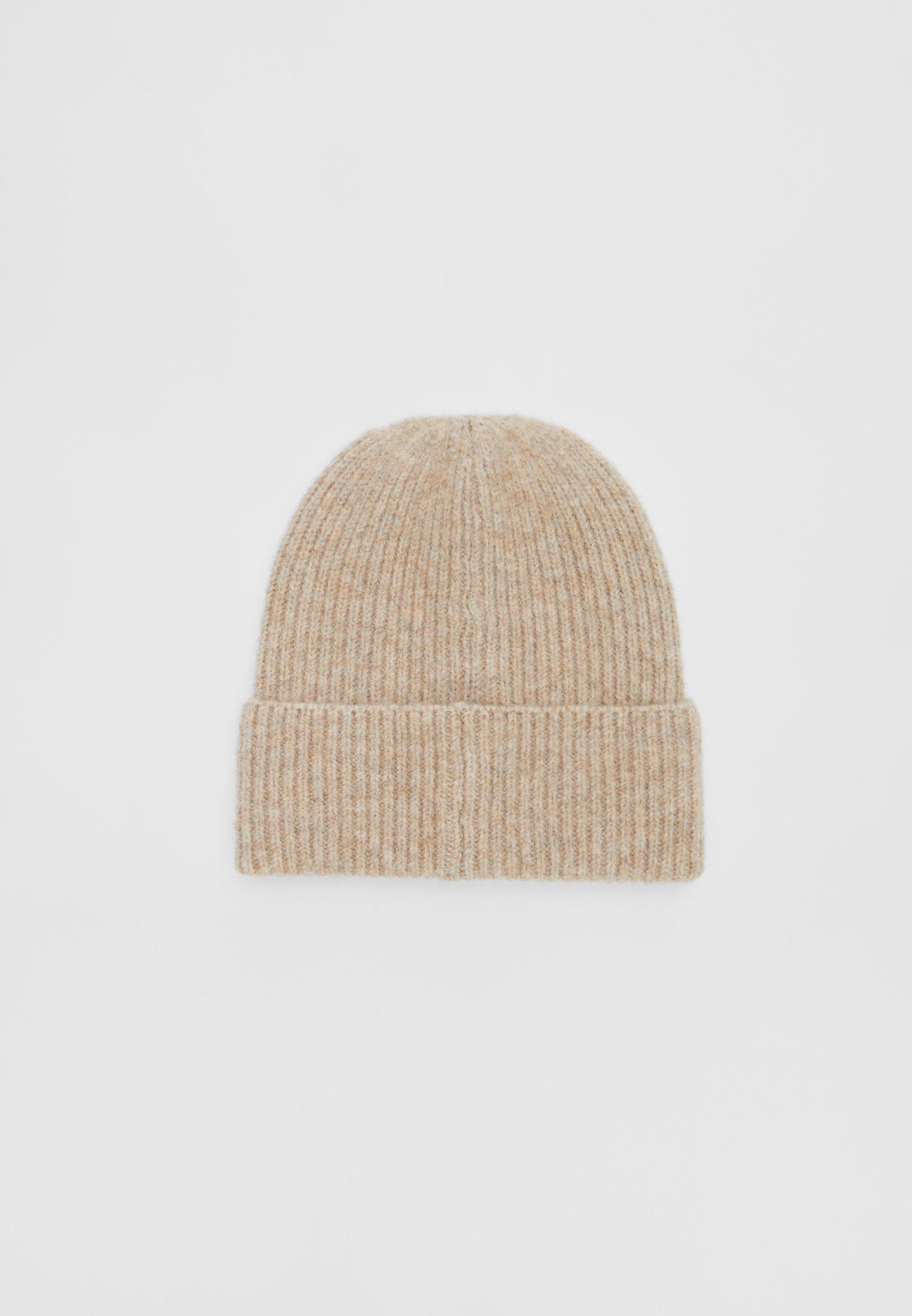 Basic beanie with plaque detail — Beige