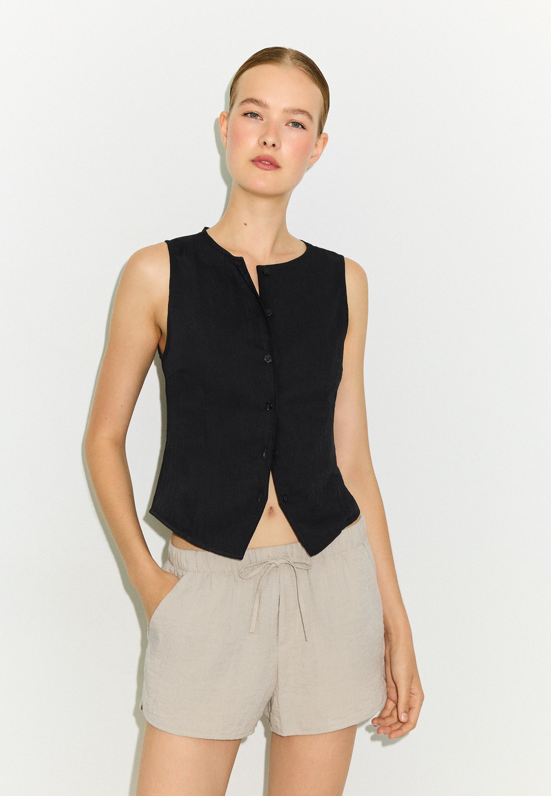 Regular buttoned waistcoat — Black