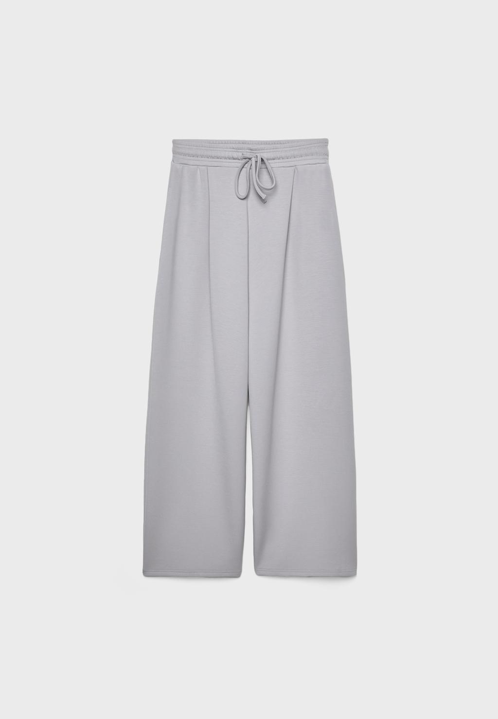 Pantalón jogger pliegues tacto suave