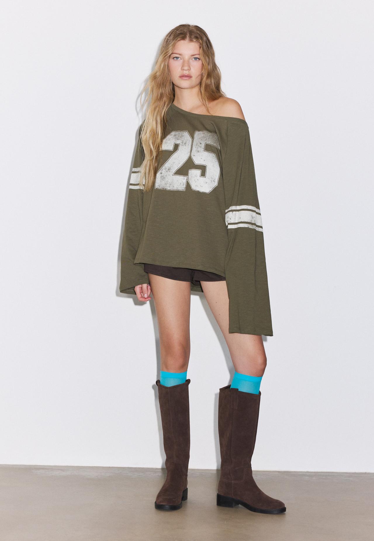 Long sleeve boat neck T-shirt with print — Khaki
