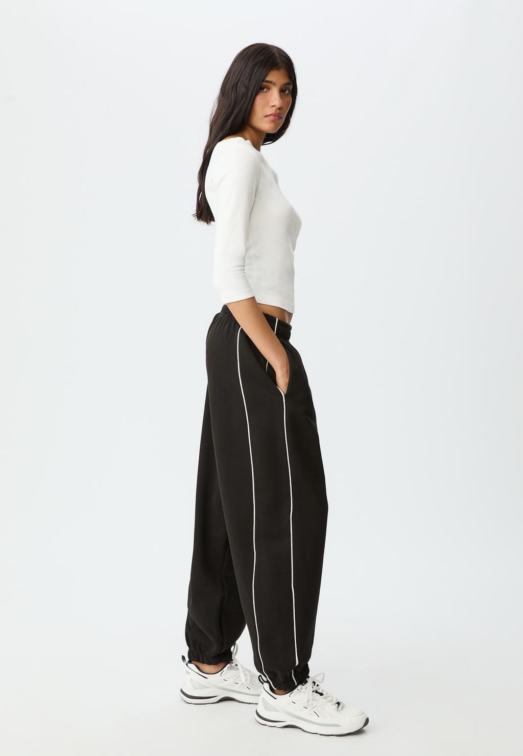 Pantaloni jogger cu vipușcă
