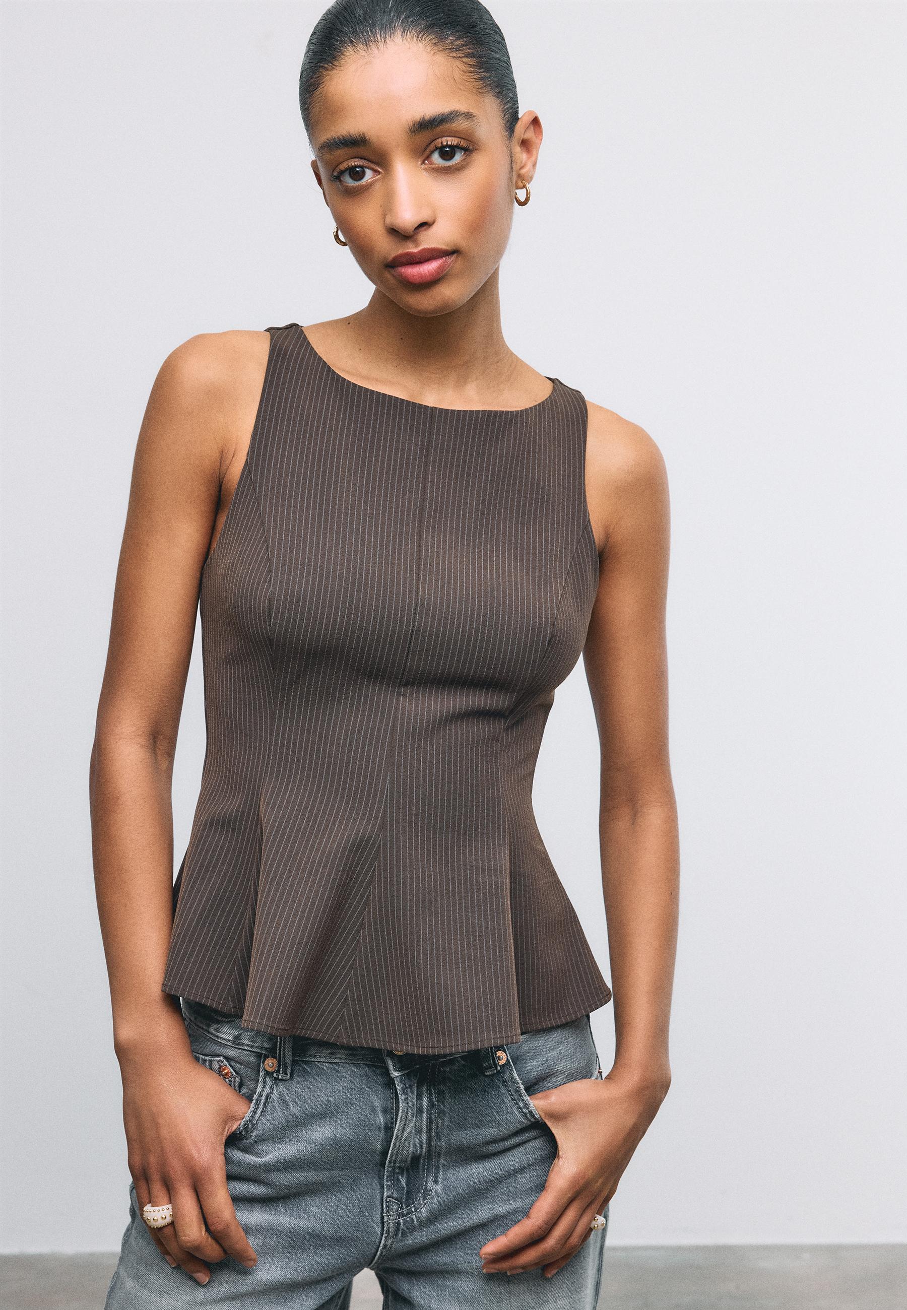 Sleeveless peplum top — Brown