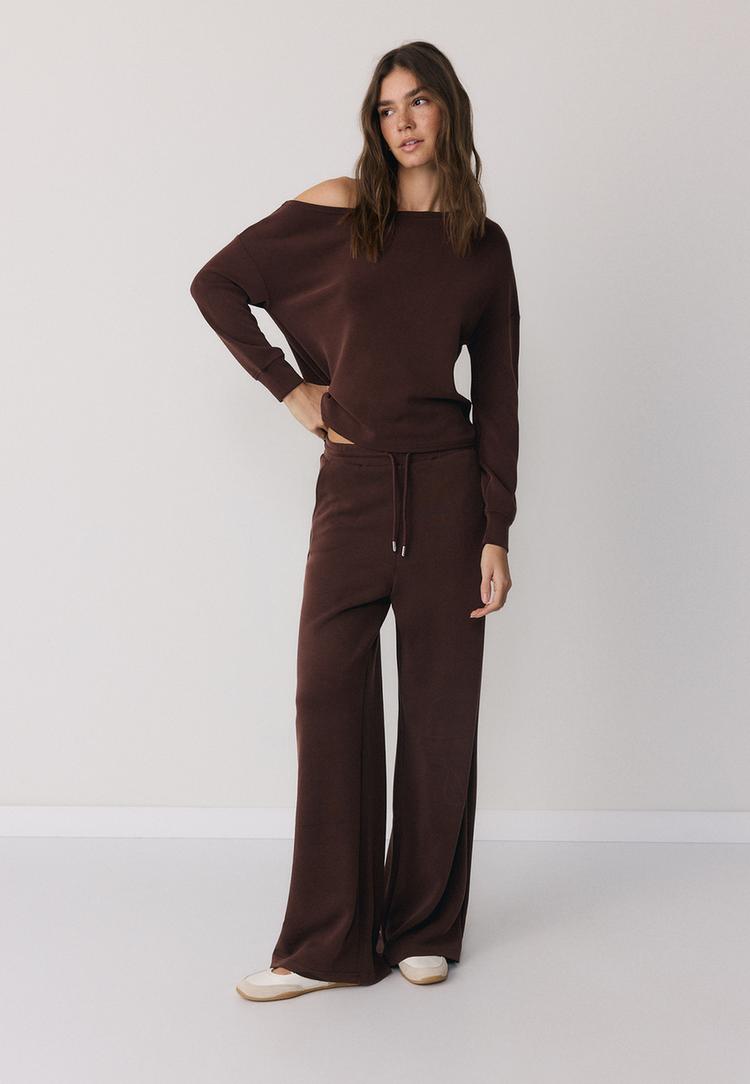 Stradivarius Φούτερ Με Ακάλυπτο Ώμο Και Απαλή Υφή Καφέ M