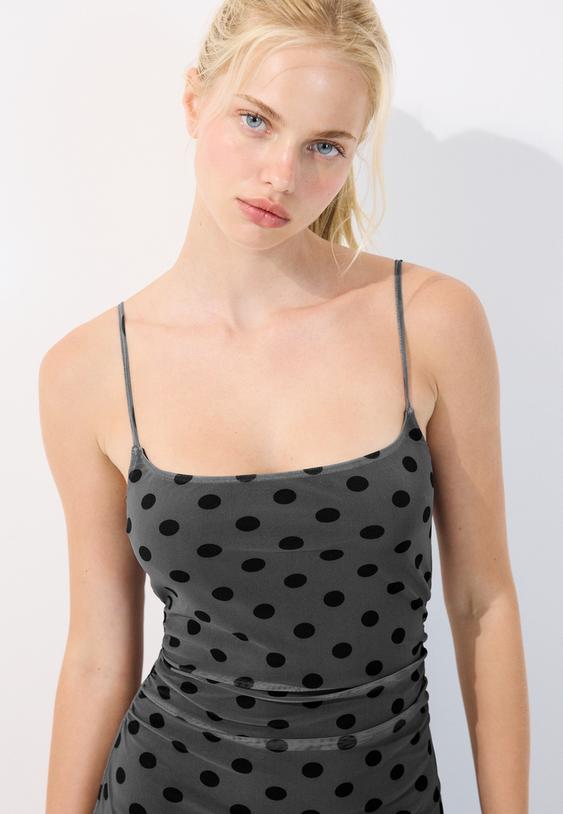 vestido midi de alcas com franzido e estampado