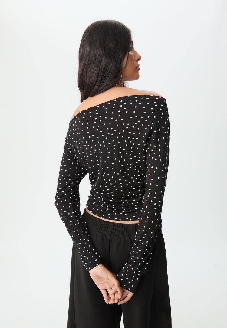 camiseta cuello asimetrico