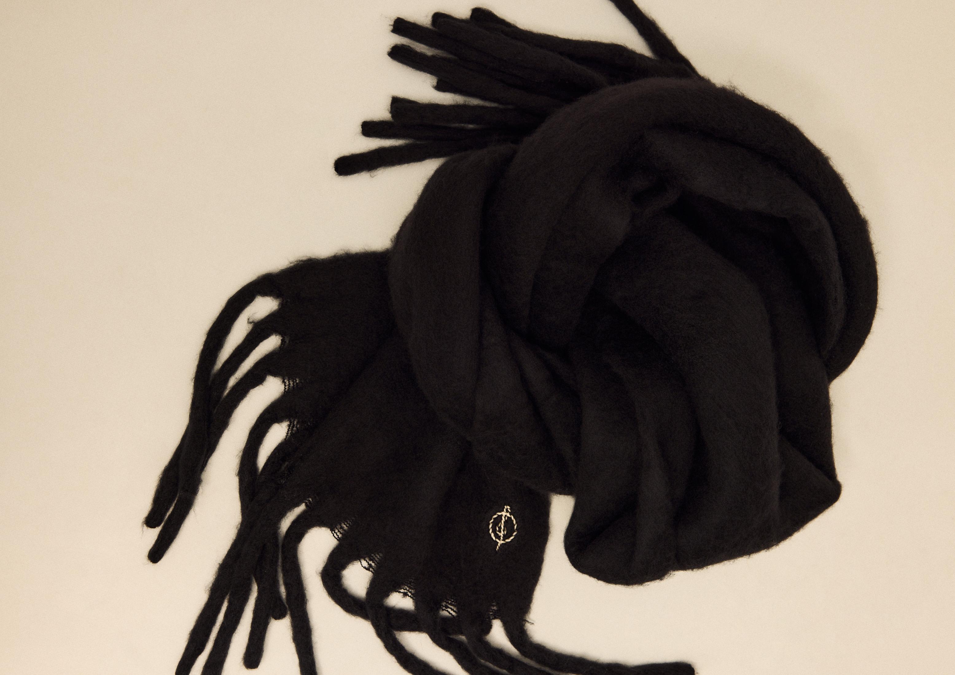 Basic plain scarf — Black