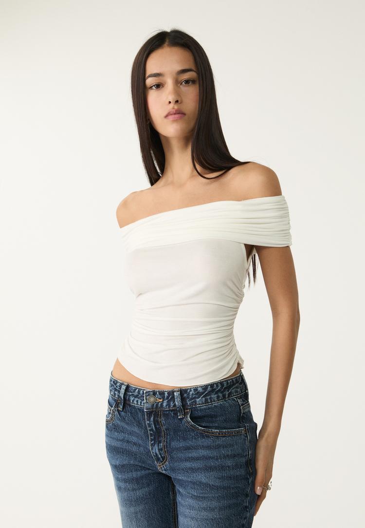 camiseta frunces hombros descubiertos