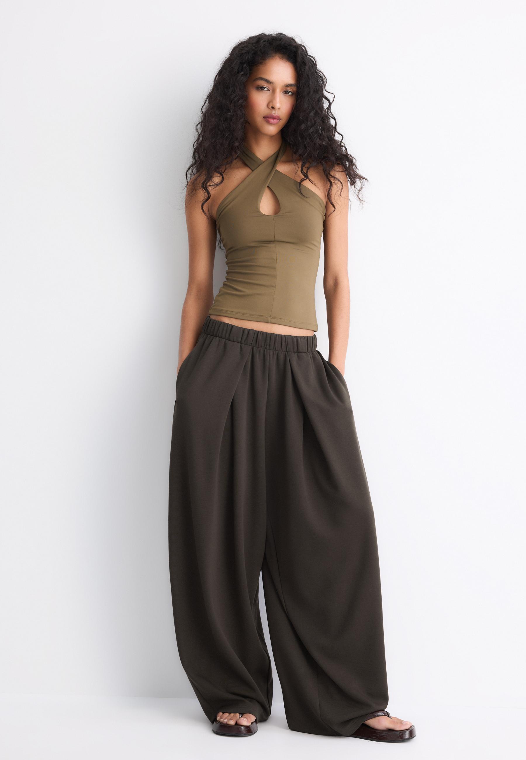 Soft-touch pleated joggers — Brown