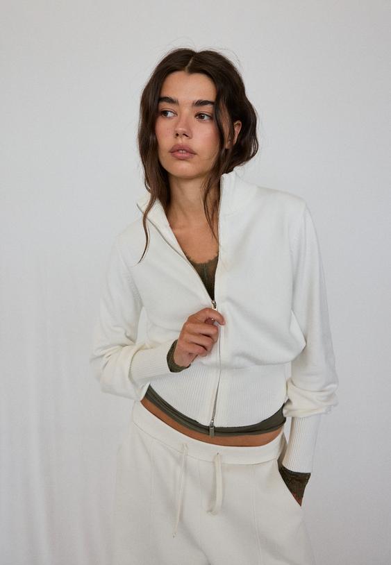 figurbetonte-strickjacke-mit-reiverschluss