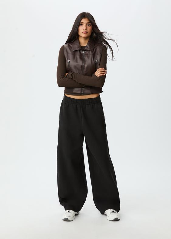 weste-mit-reiverschlussen-in-lederoptik