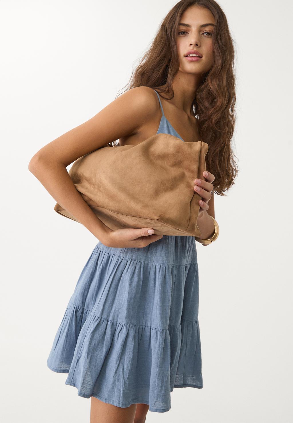 Vestido fluido curto com laçada nas costas