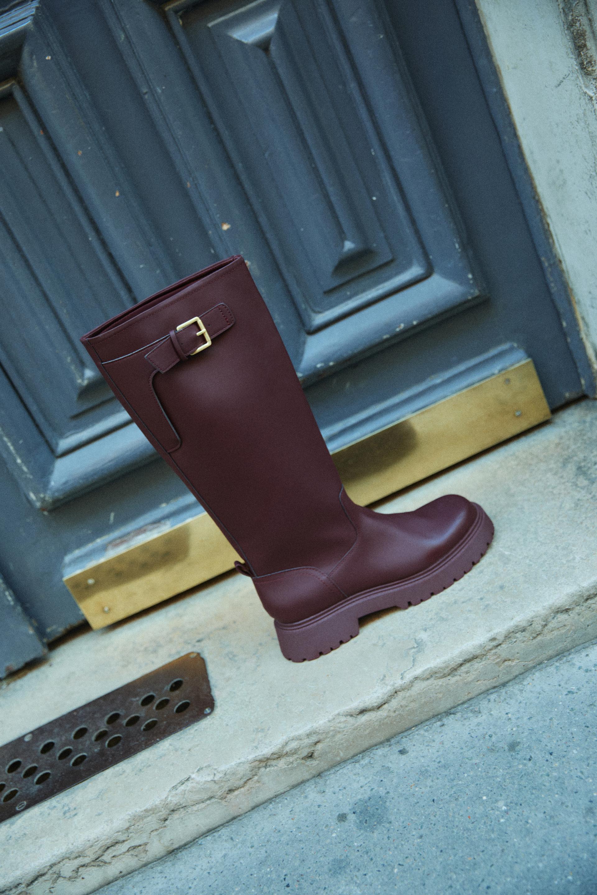 Flat rubber-effect boots