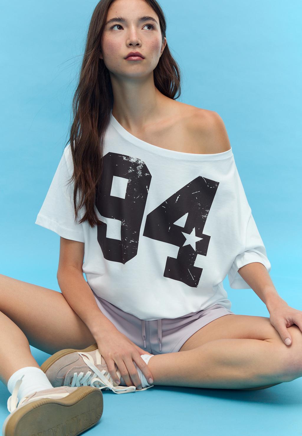 T-shirt z nadrukiem z dekoltem łódka
