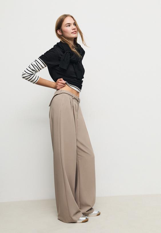 pantalon ancho detalle hebilla