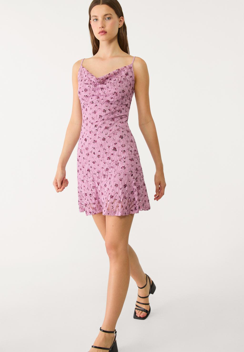 Kurzes Kleid mit Trägern und Spitze