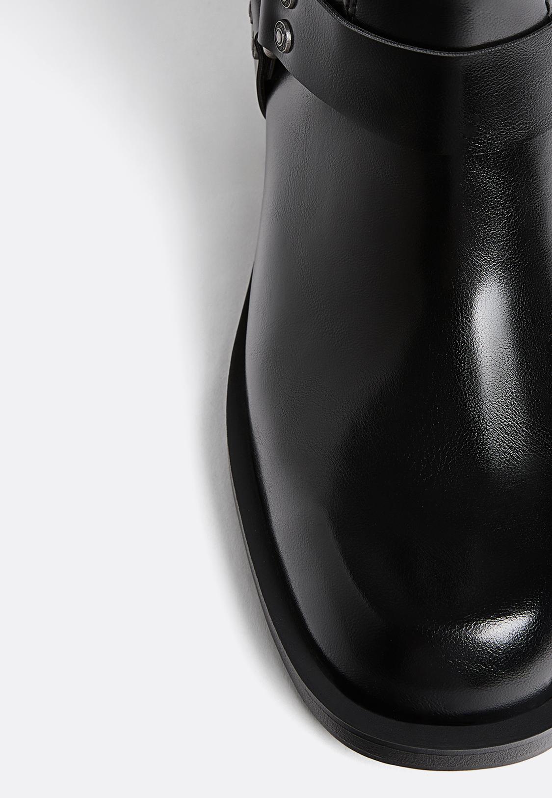 Botas planas biker hebillas Stradivarius España