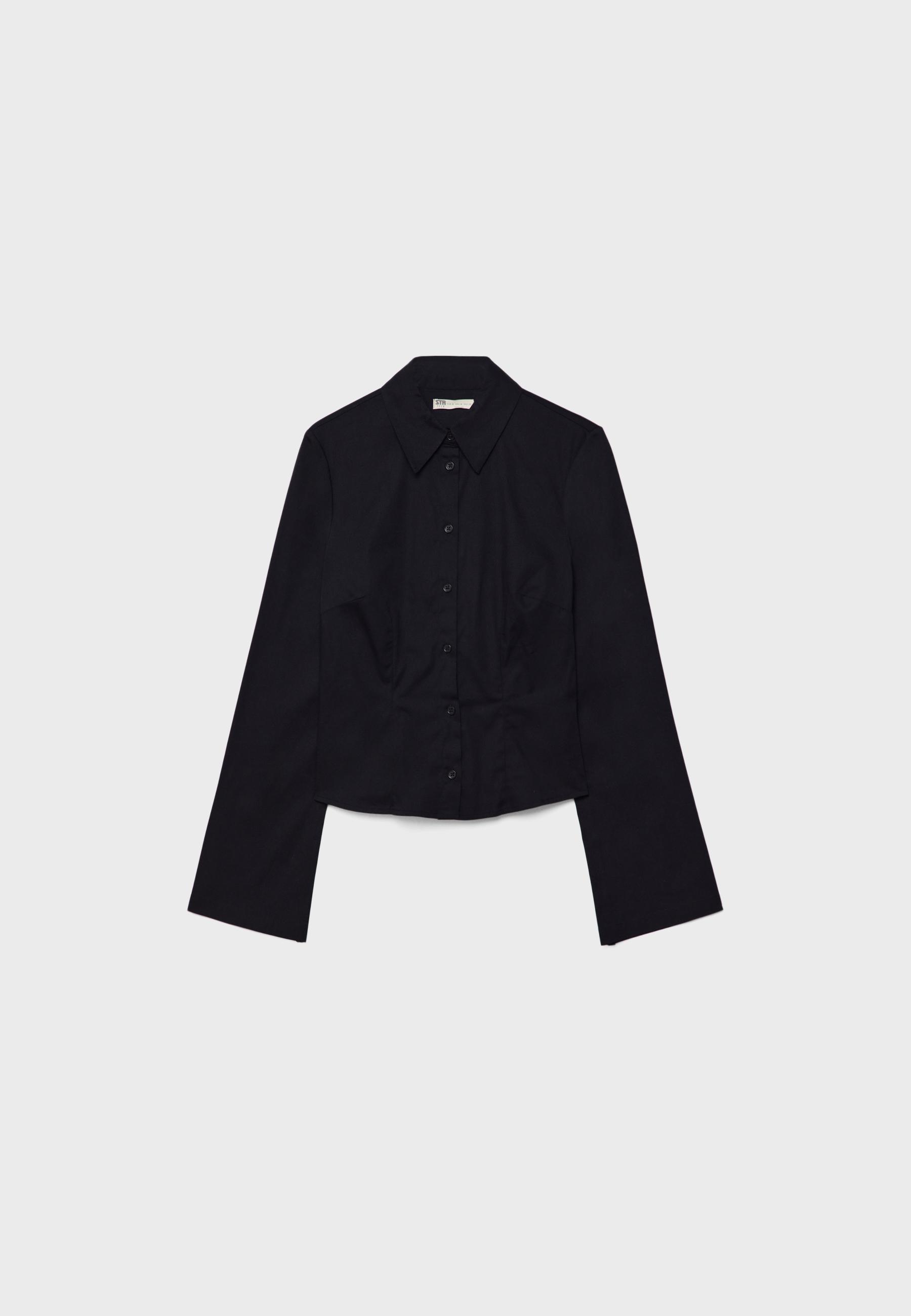 Fitted shirt with flowing sleeves