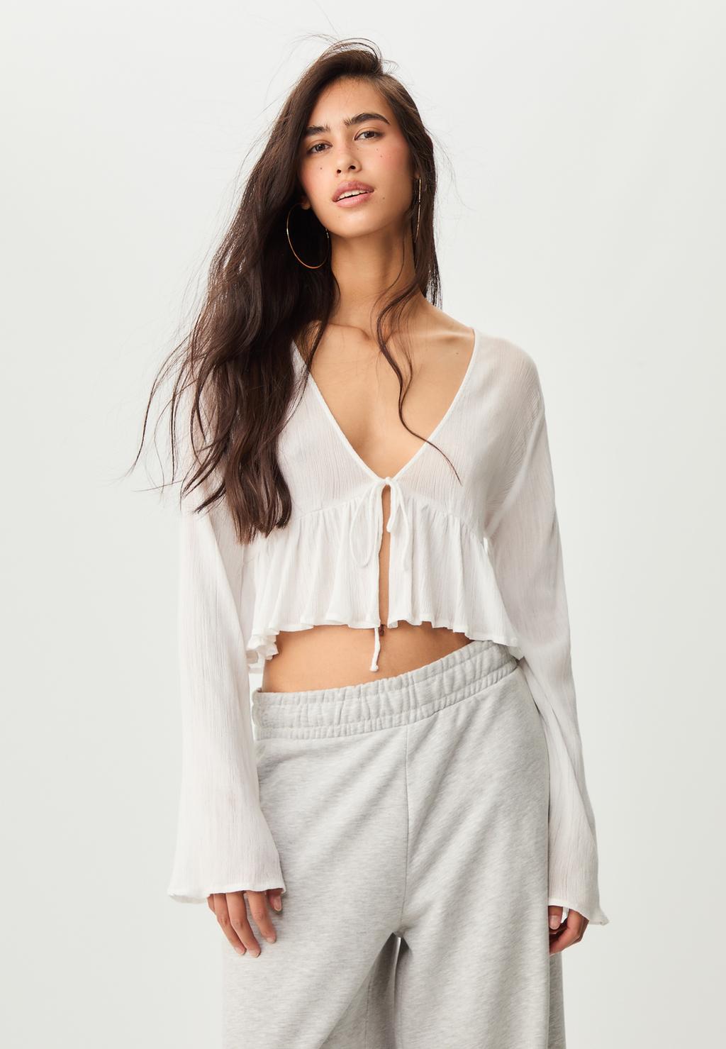 Camisa com laçada e folhos