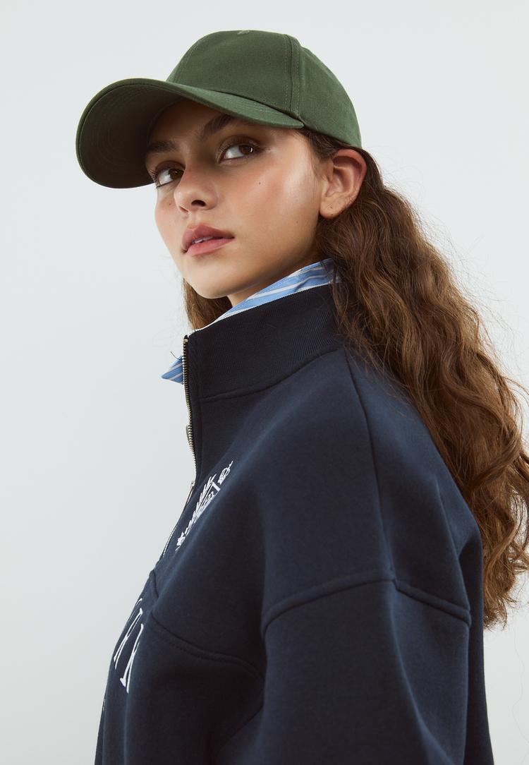 sweatshirt-mit-reiverschluss-und-stickereien