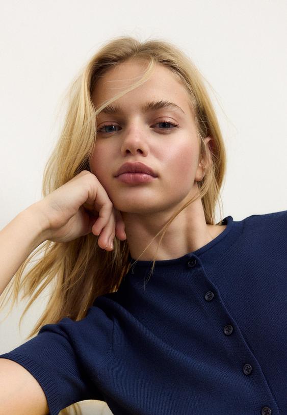 strickjacke-mit-geknopftem-stehkragen