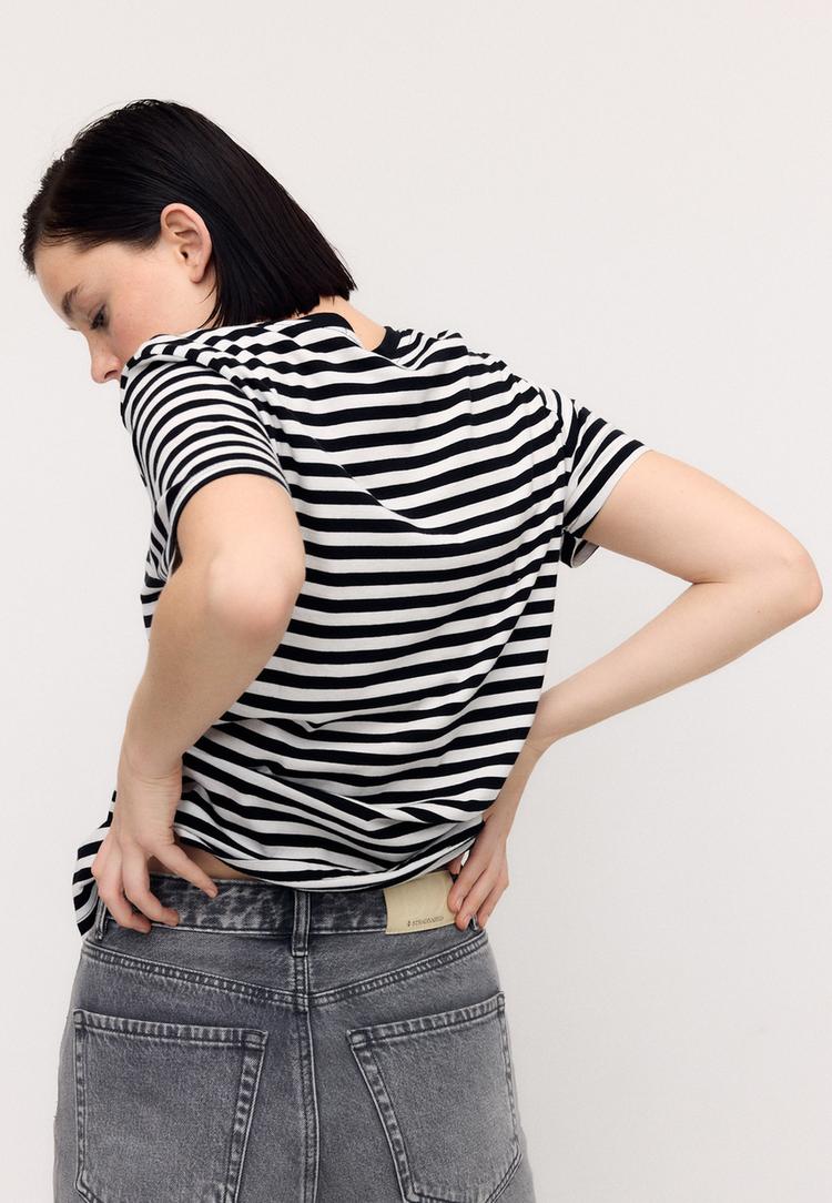 basic-t-shirt-mit-regular-fit-rundausschnitt-und-streifen