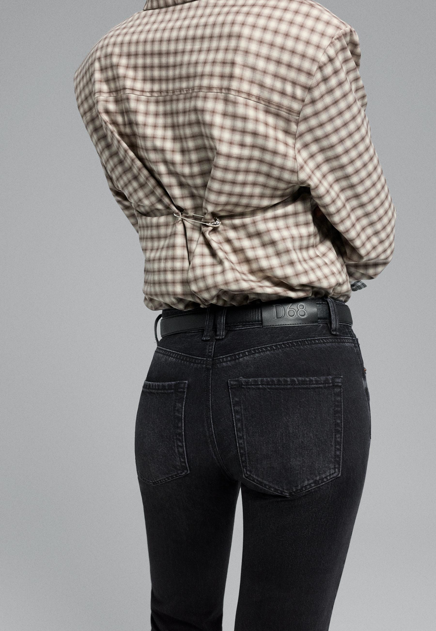 D68 boot-cut jeans with belt — BLACK DENIM WASH