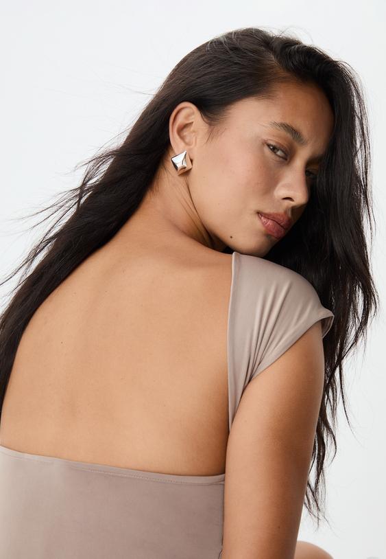 camiseta espalda descubierta