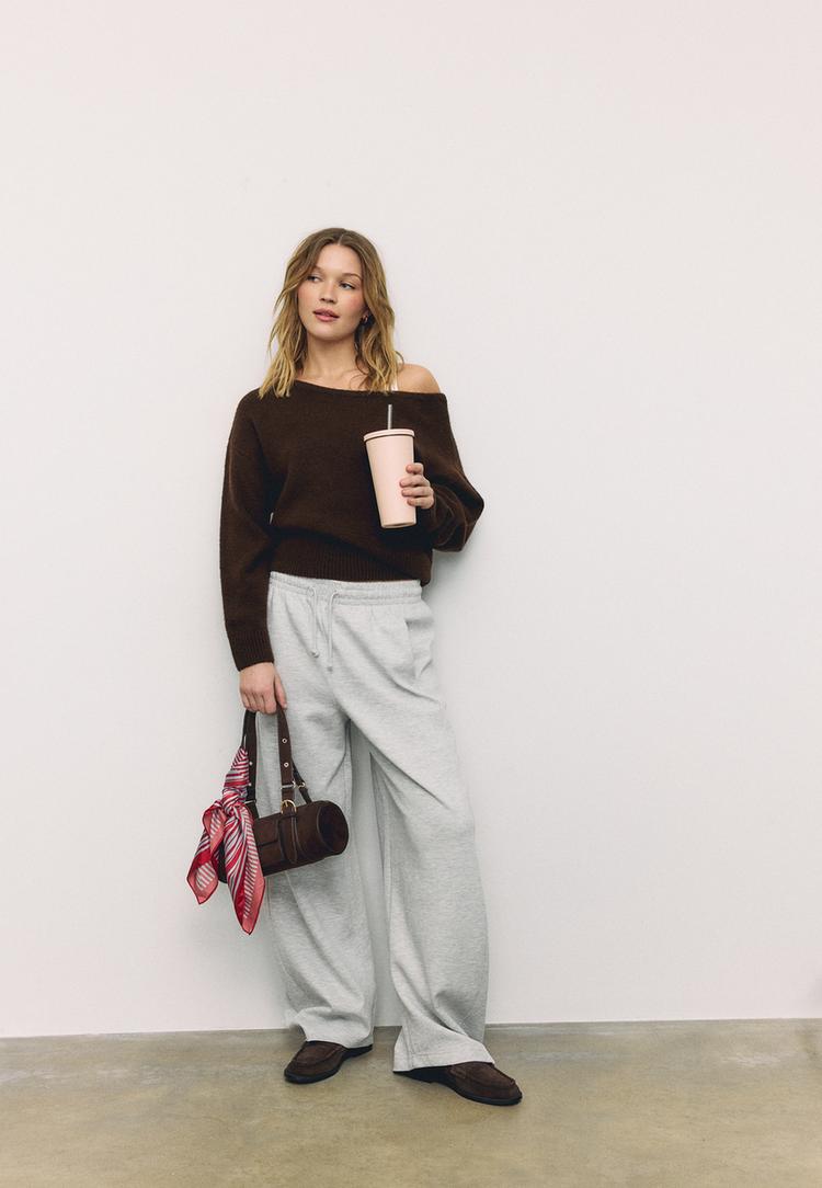 Stradivarius Πλεκτό Πουλόβερ Με Λαιμόκοψη Χαμόγελο Και Απαλή Υφή Καφέ Xs