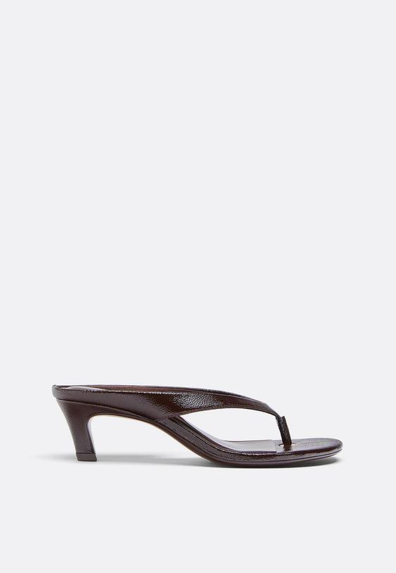 zehentrennersandalen-mit-absatz