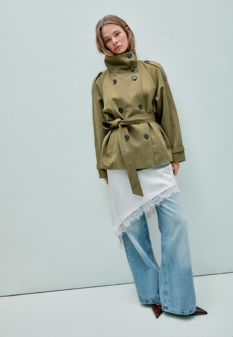 kurzer-trenchcoat-mit-stehkragen