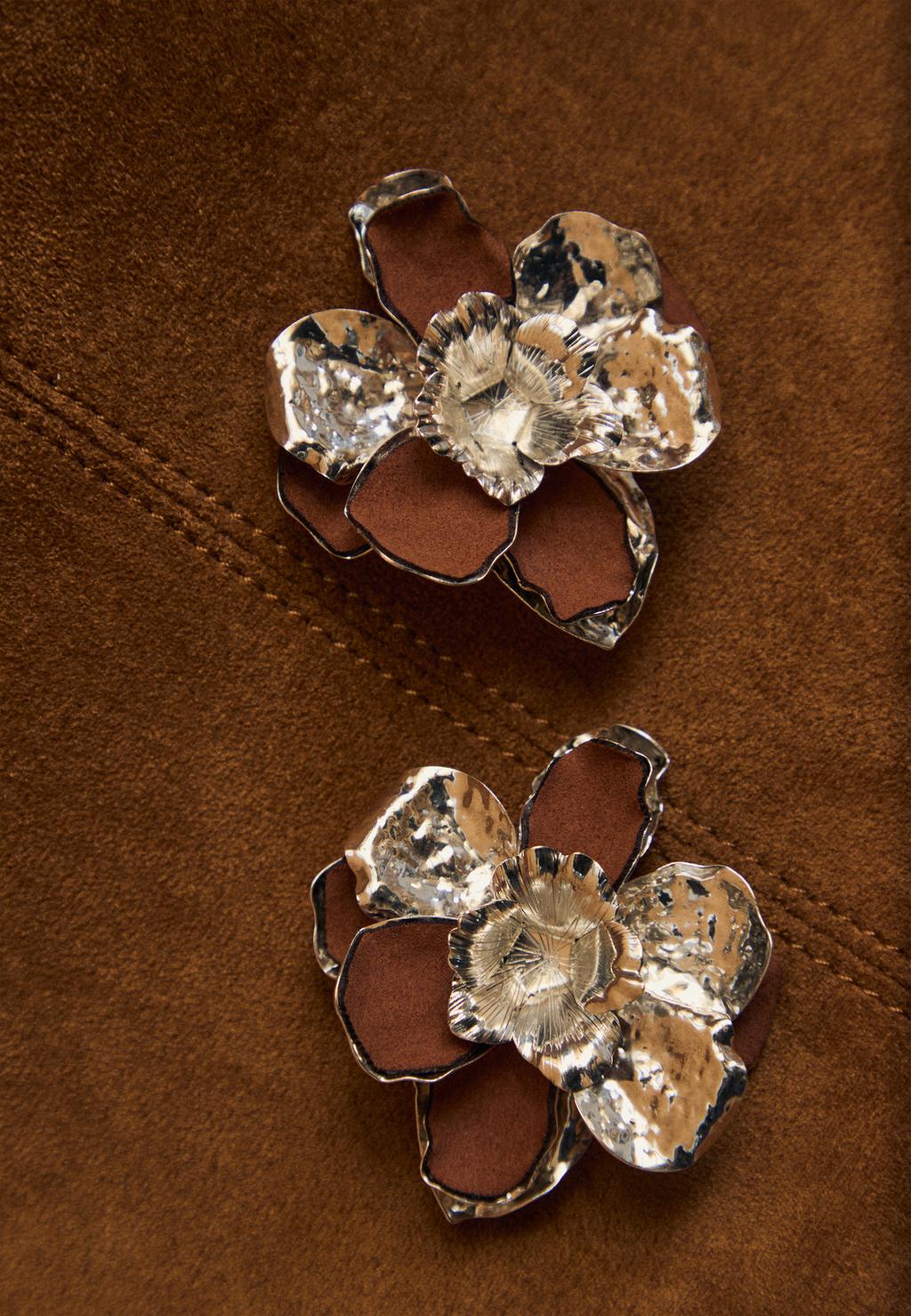 Contrast flower earrings