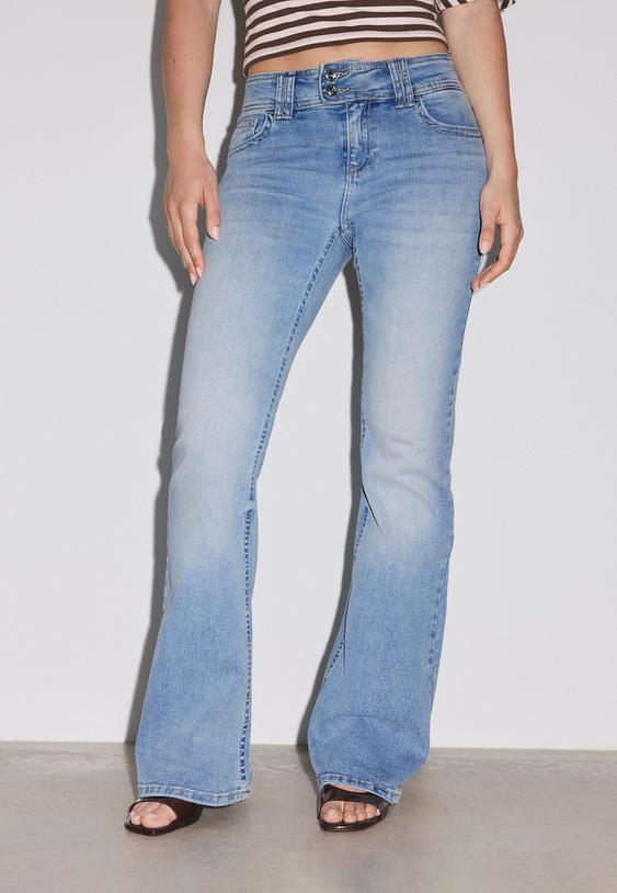 jeans flare bordados bolsillos