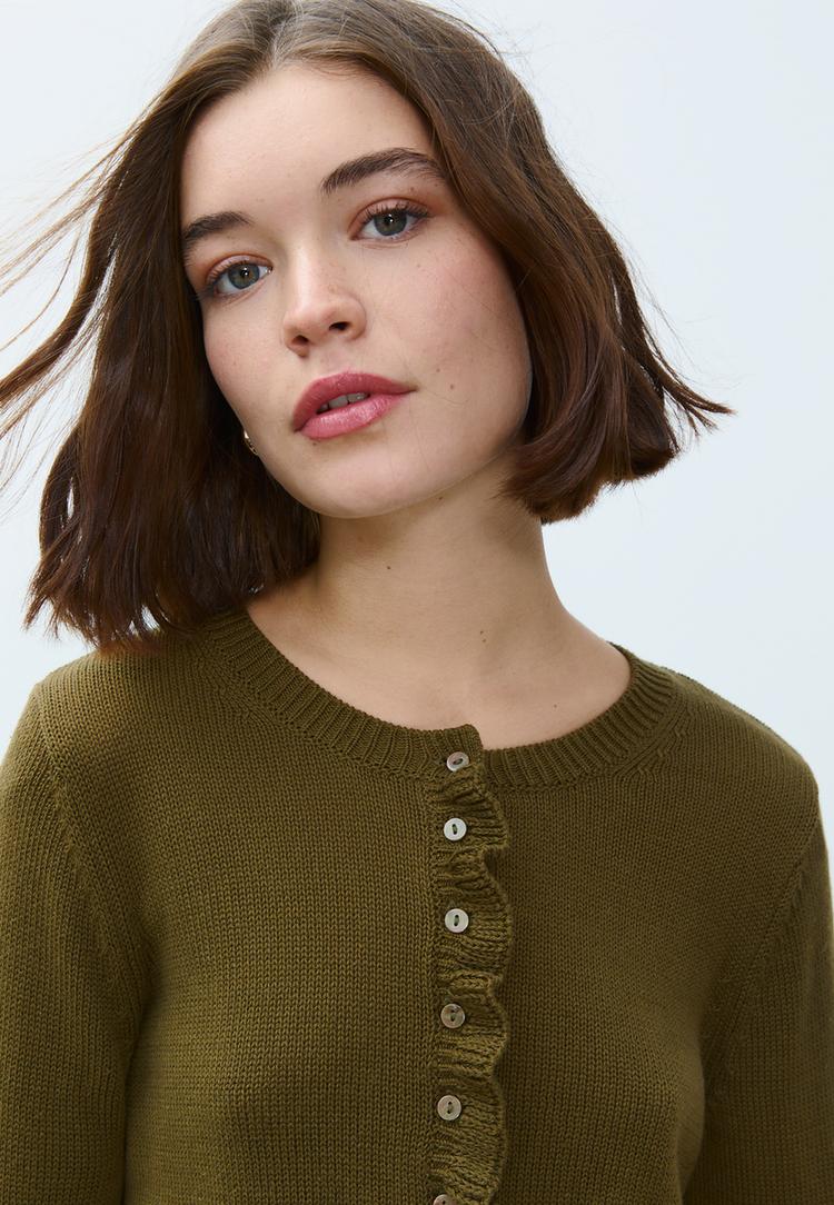 cardigan in maglia con bottoni e volant