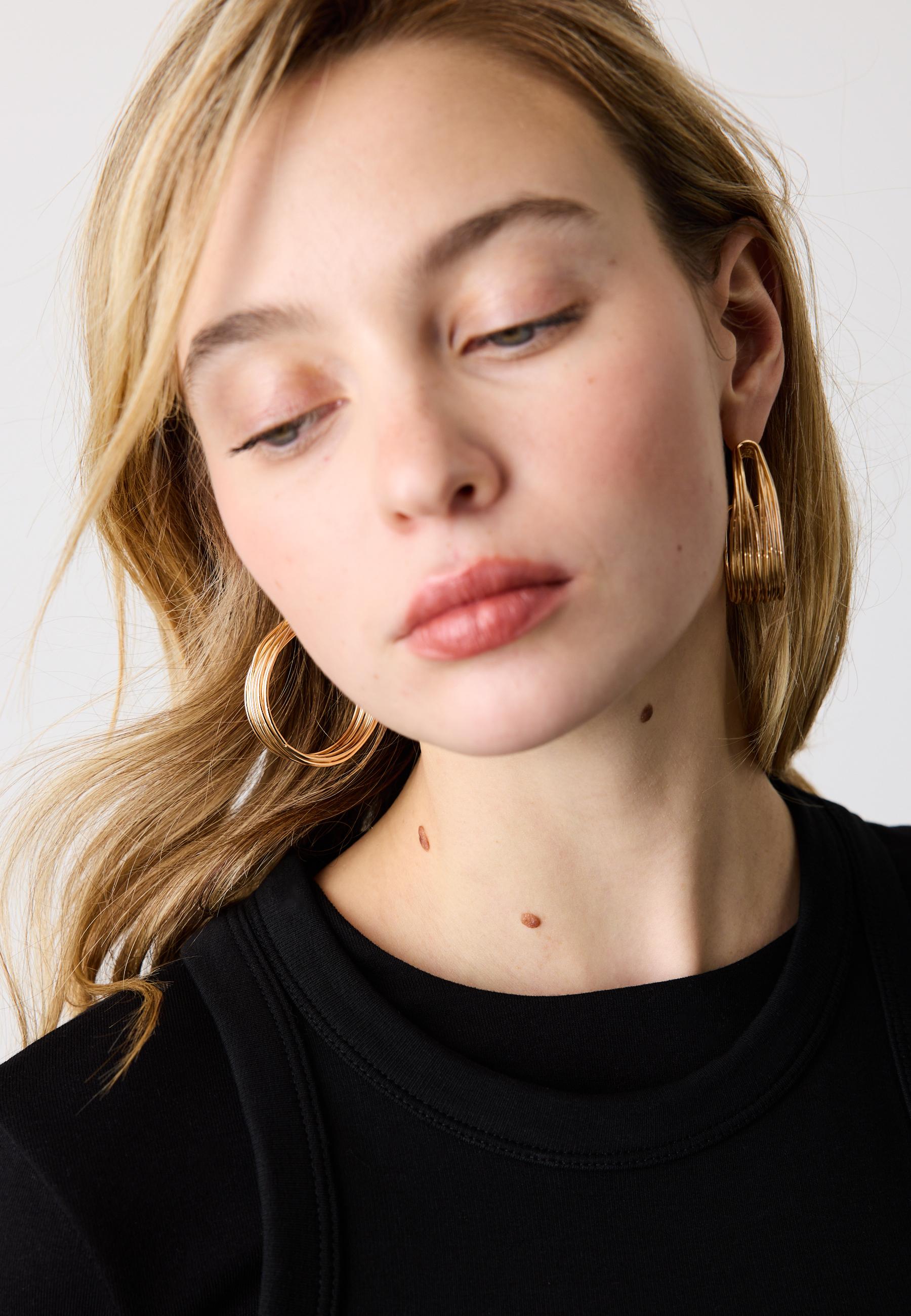 Hoop earrings — Gold