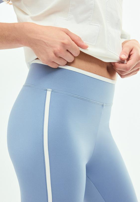 leggings capri com faixas laterais