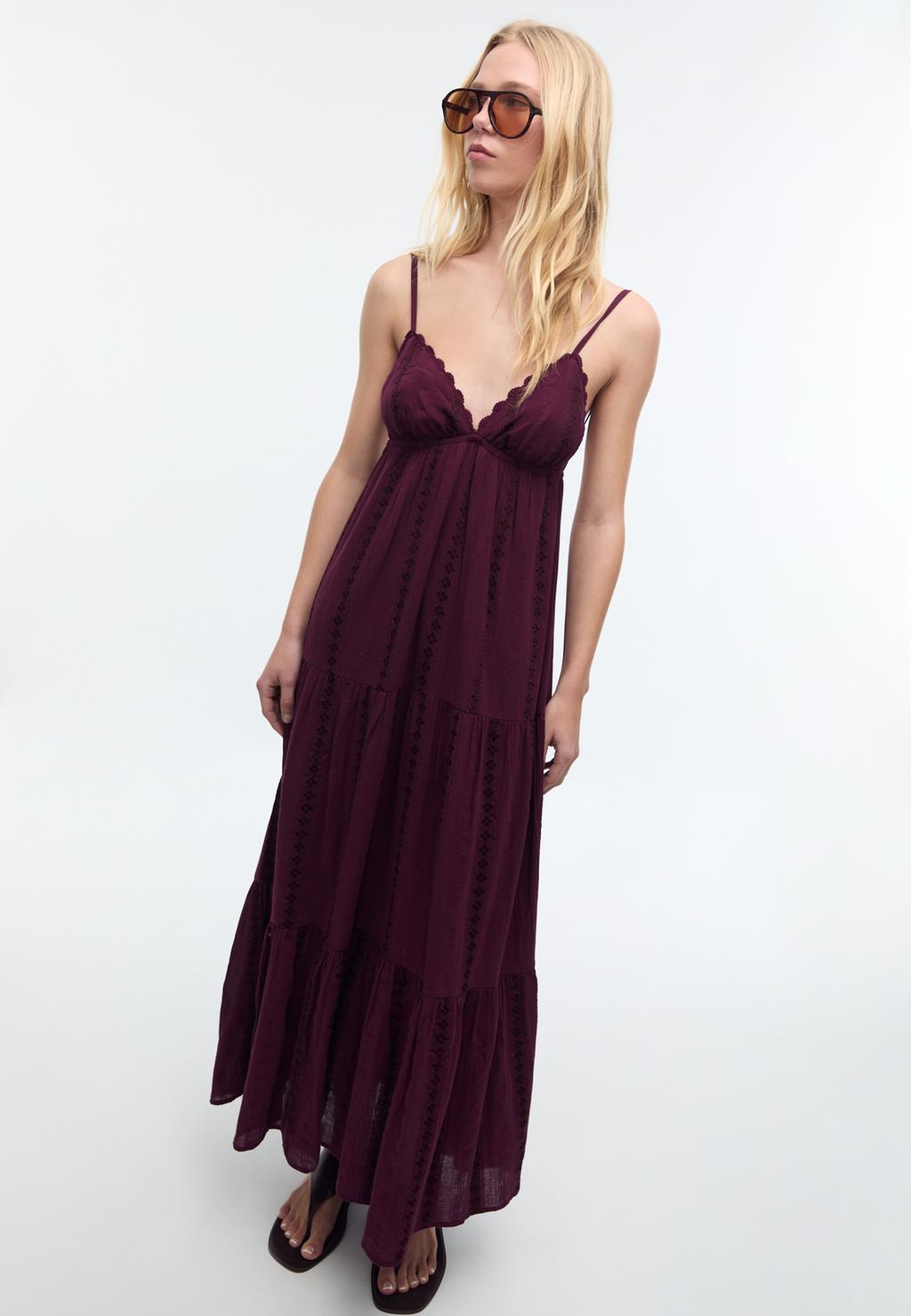 Langfließendes Kleid mit offenem Rücken