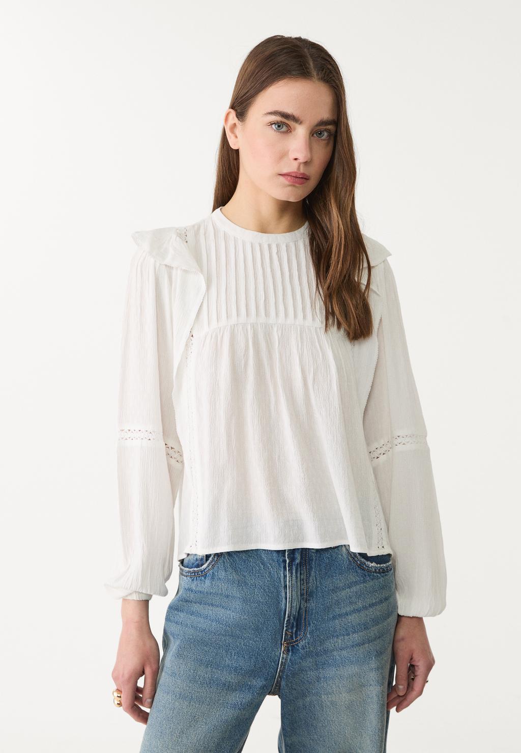 Loose blouse with ruffles