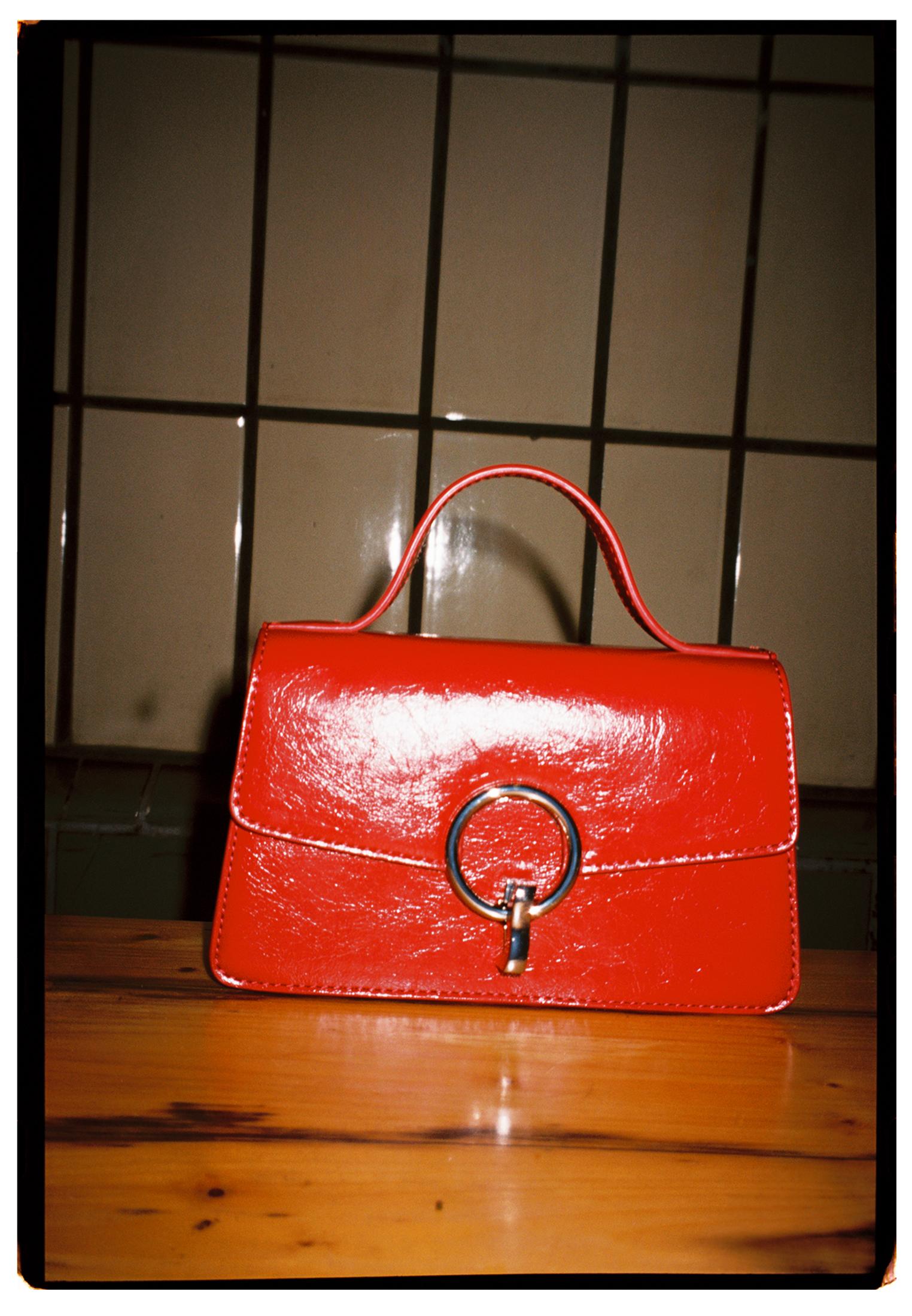 Round-clasp shoulder bag — Red