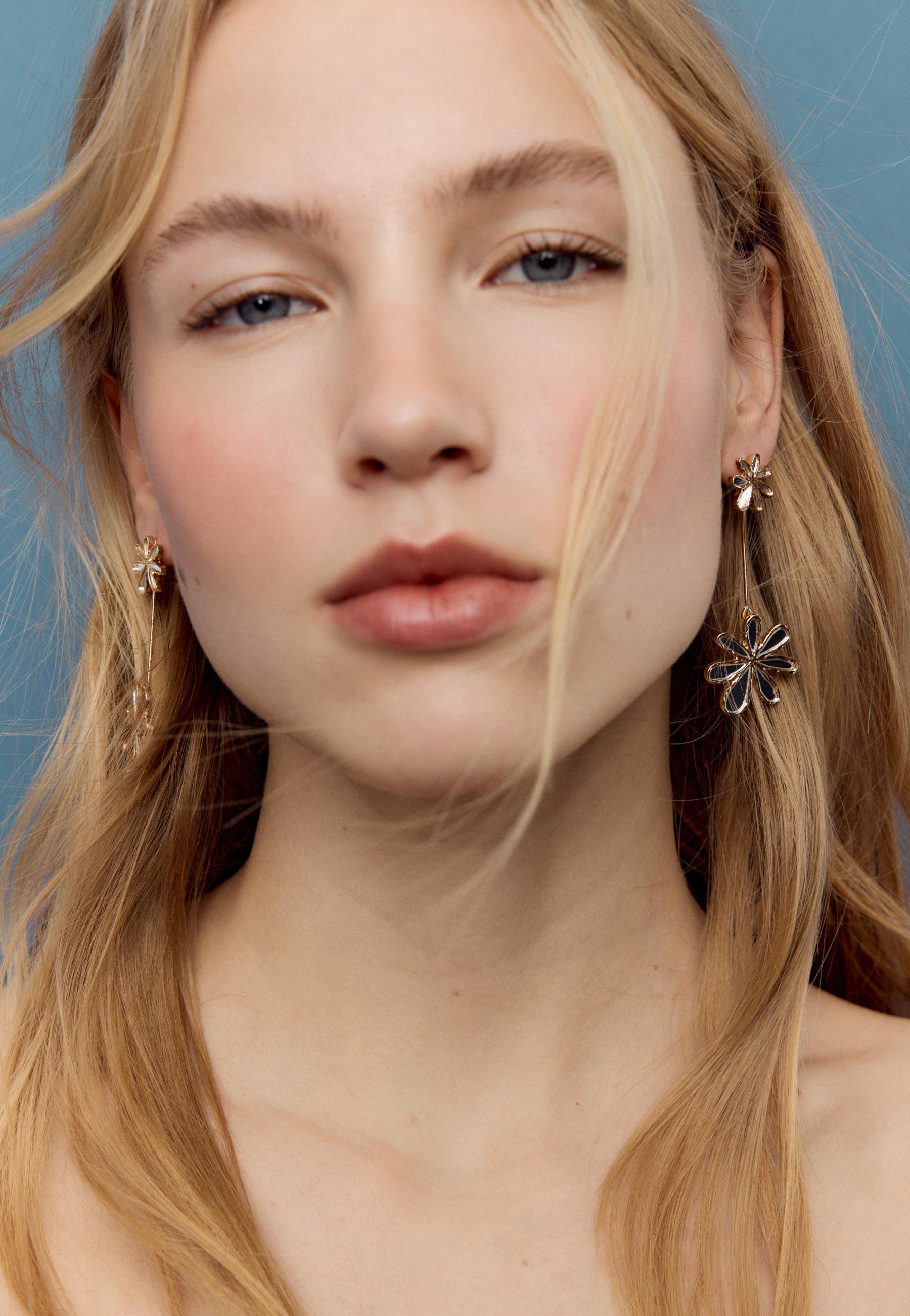 Flower dangle earrings — Gold
