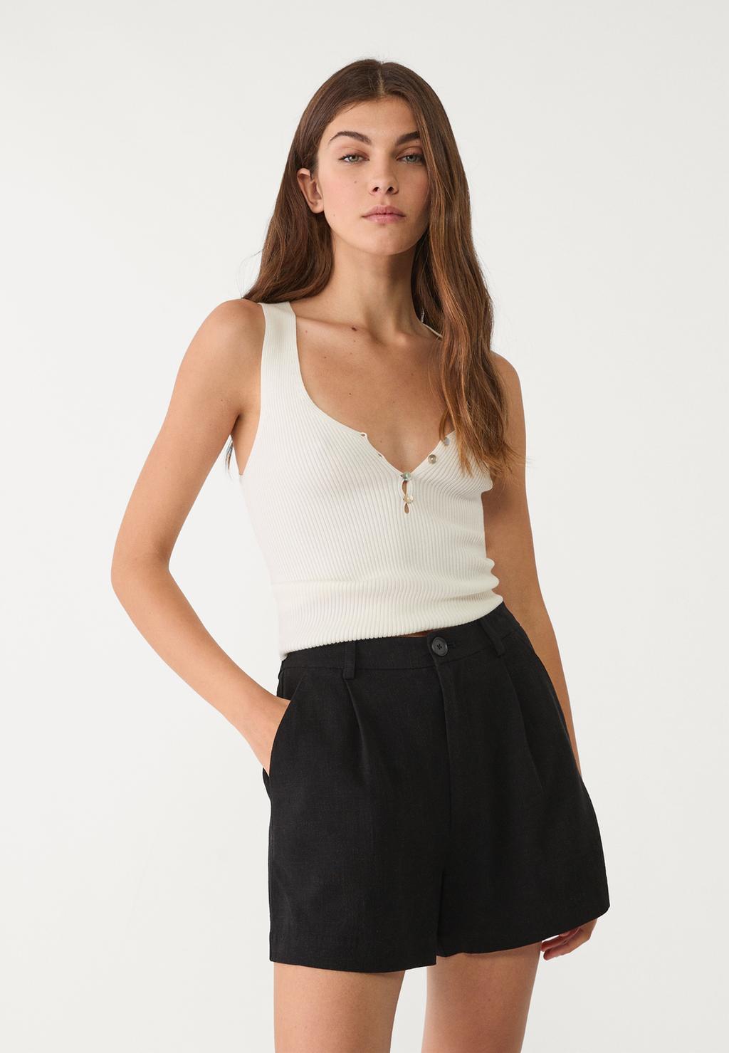 Loose pleated linen-blend shorts