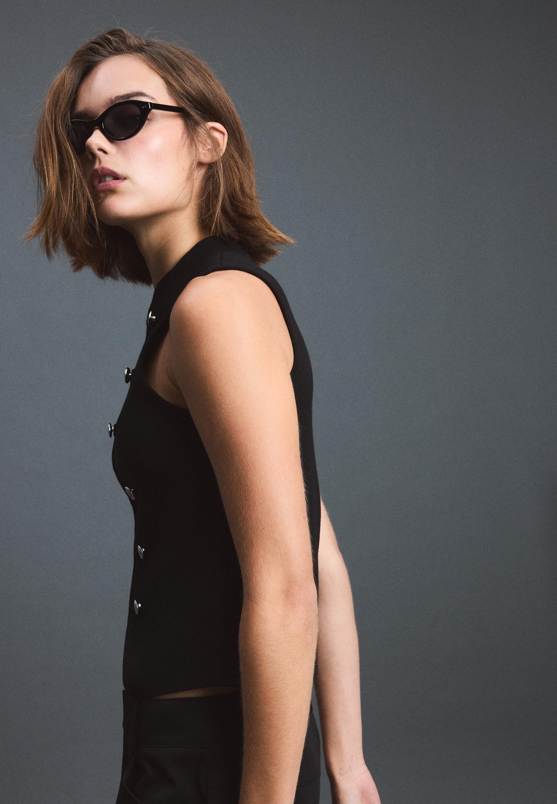 Buttoned knit vest — Black