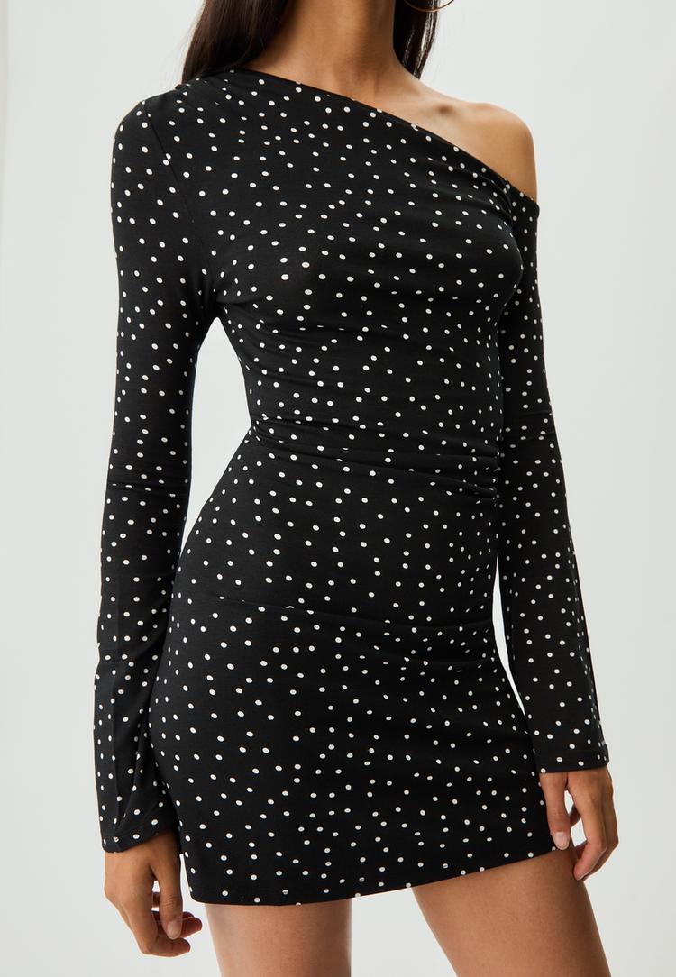 vestido curto de bolinhas