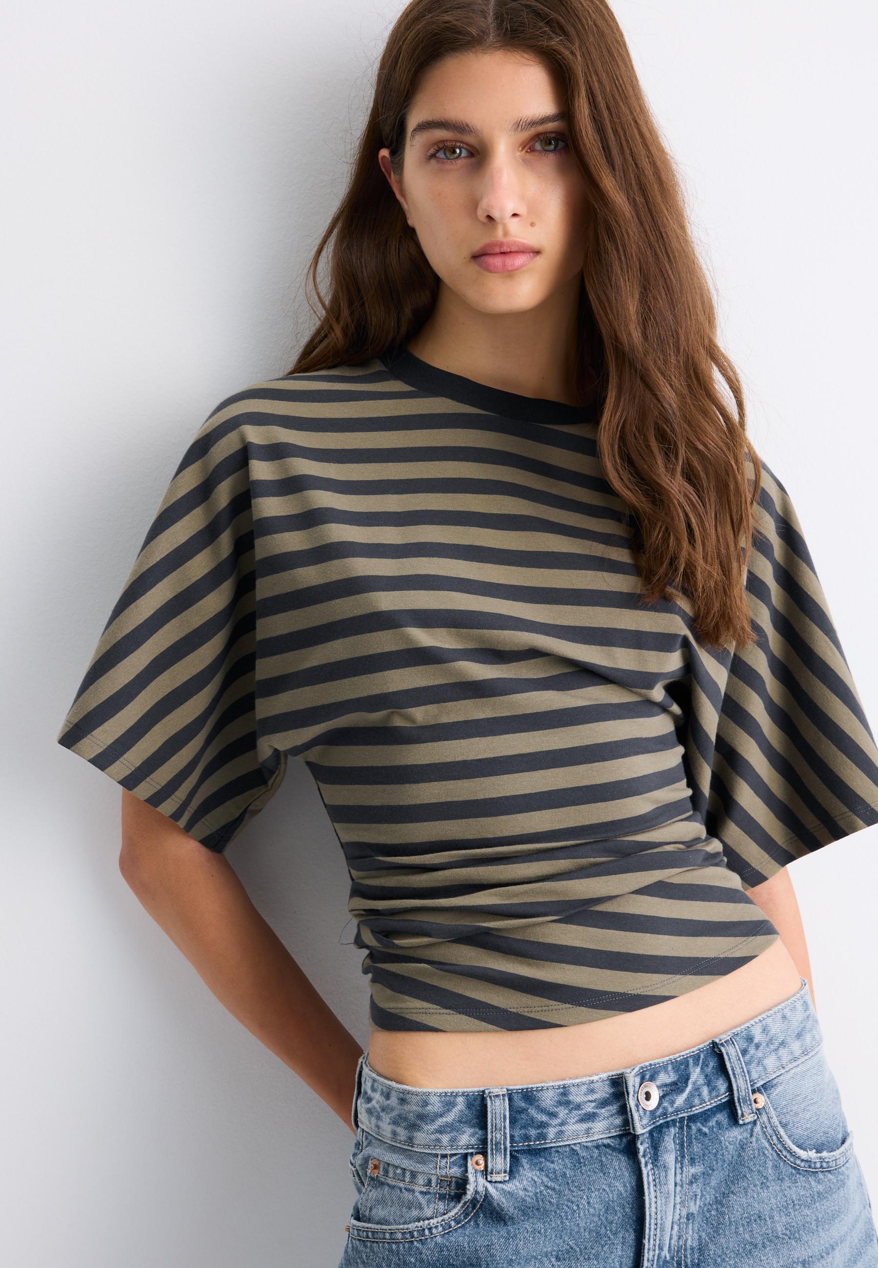 M.U × PRE_RIB RAGLAN T RD m.u japoness Striped Japanese sleeve T-shirt - Women's fashion | Stradivarius