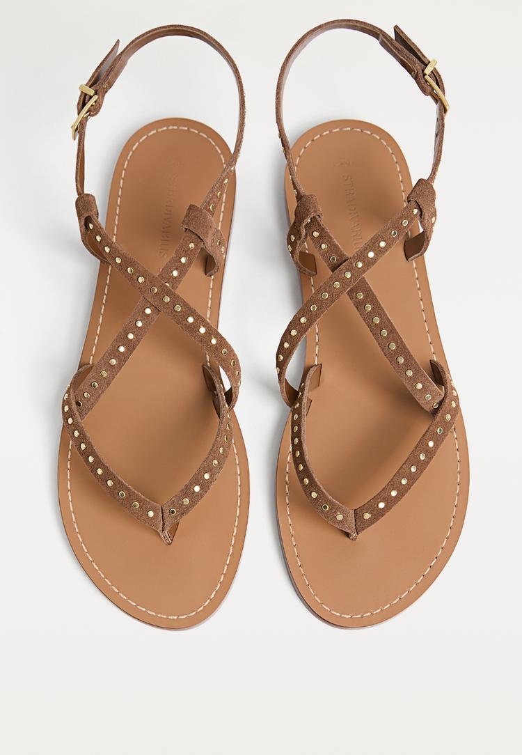 sandali bassi in pelle con borchie
