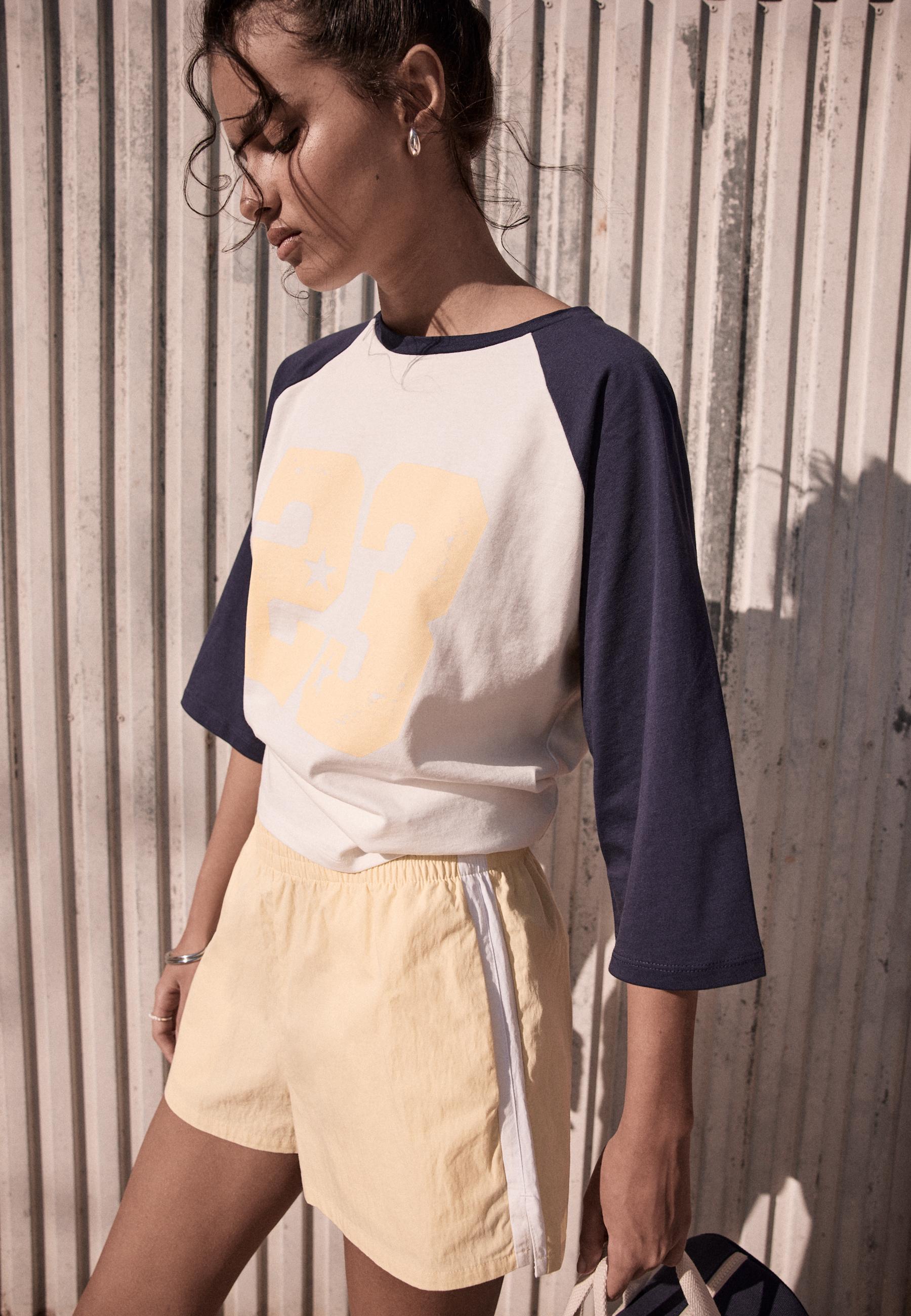 Technical shorts with side stripe — Pastel yellow