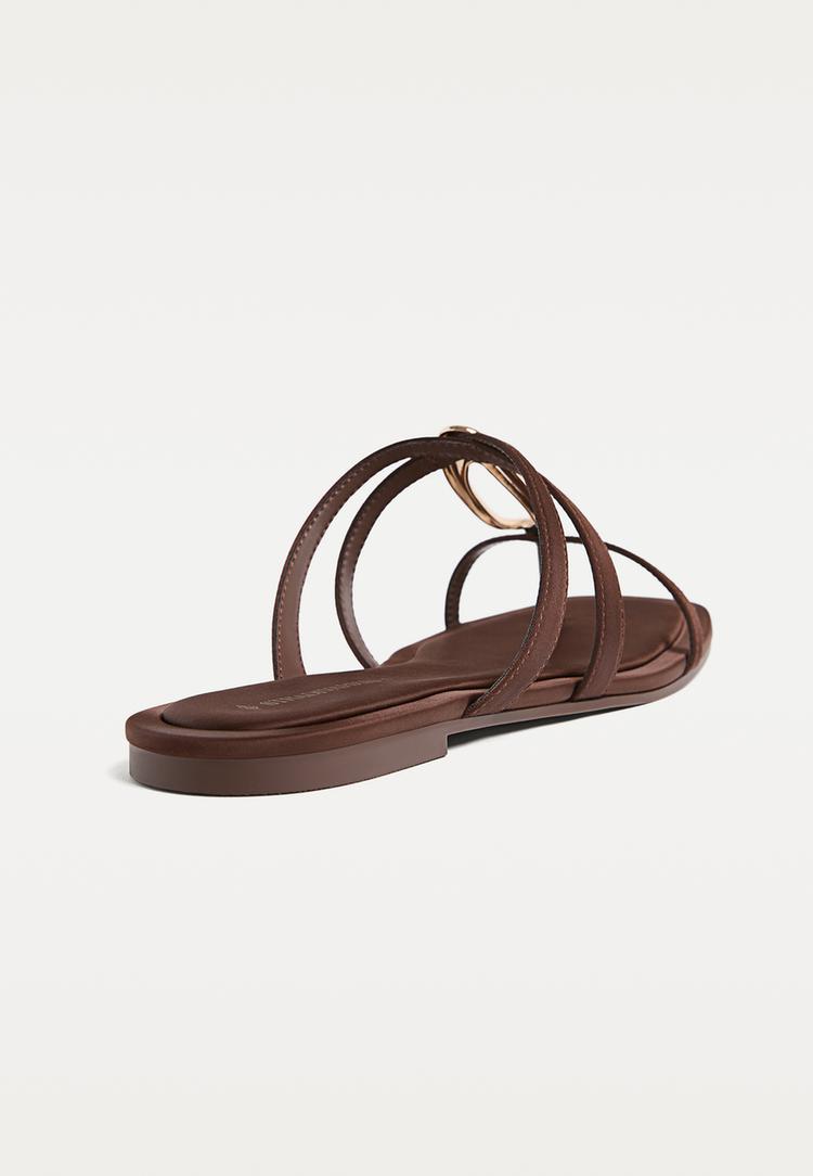 sandalias planas detalle metalico